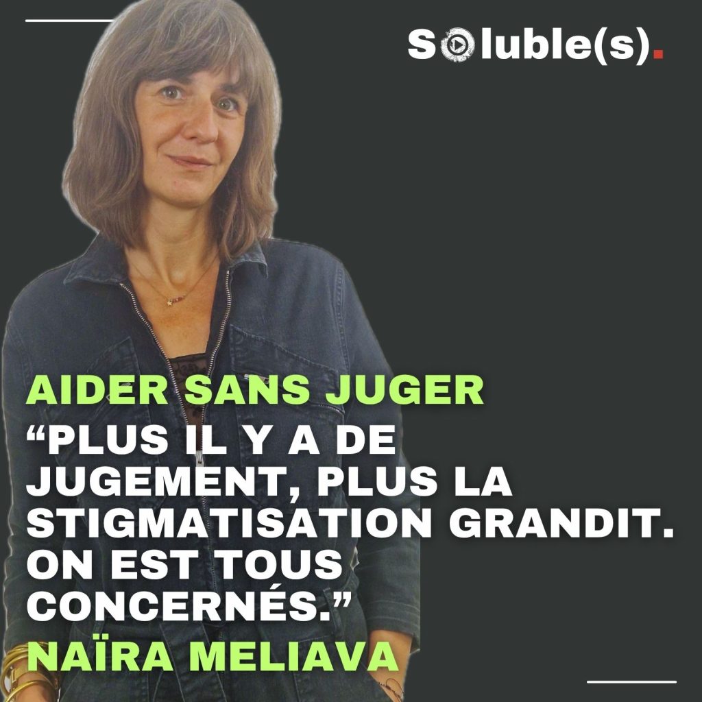 Portrait couleur de Naïra Meliava, psychologue et directrice Oppelia, sur fond gris uni. Elle est debout, vêtue d’une chemise sombre, bras détendus. Texte en surimpression : « Aider sans juger : ‘Plus il y a de jugement, plus la stigmatisation grandit. On est tous concernés.’ Naïra Meliava ». Image mettant l’accent sur l’approche bienveillante et non-jugeante dans l’accompagnement des personnes concernées par l’addiction.